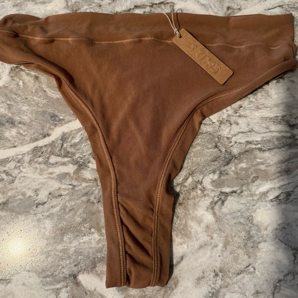 NWT SKIMS Fits Everybody Thong - Picture 5 of 6